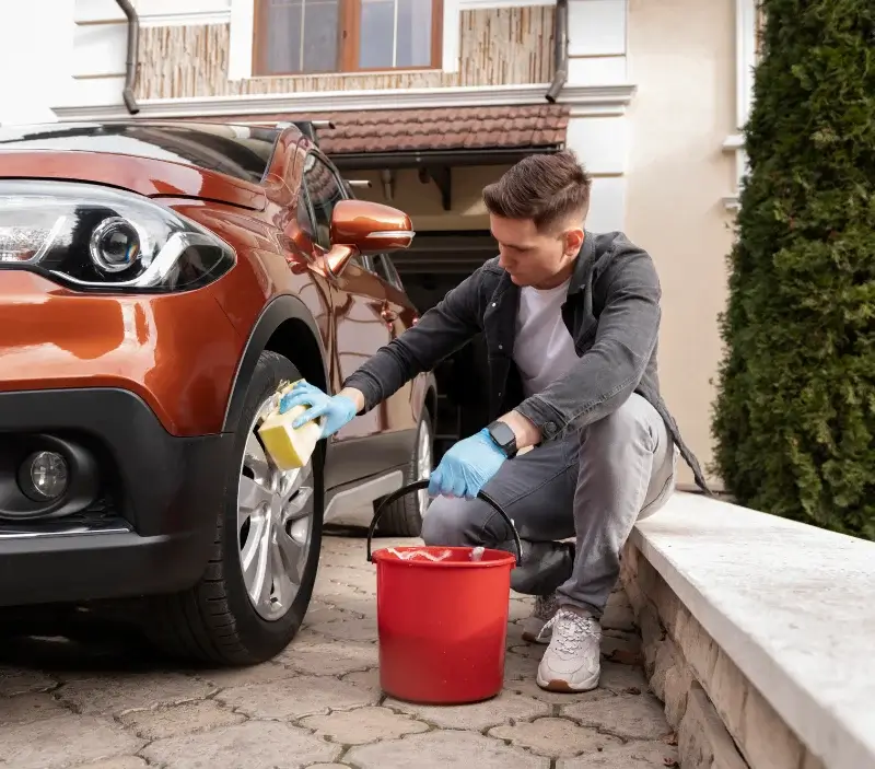 Lavage auto à domicile Estos : professionnel intervenant sur un véhicule